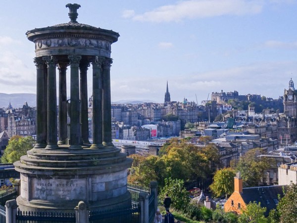 vue du haut de la colline calton hill a edimbourg en ecosse