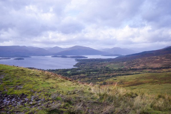 vue sur le loch lomond au sommet de conic hill en ecosse