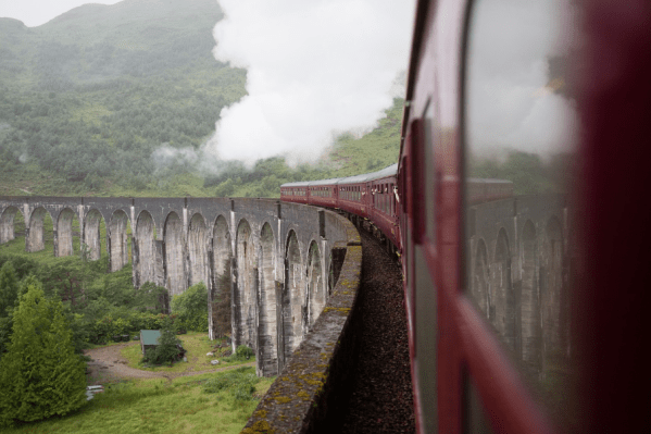 vue sur le viaduc de glenfinnan sur lequel le jacobite train ou poudlard express passe deux fois par jour