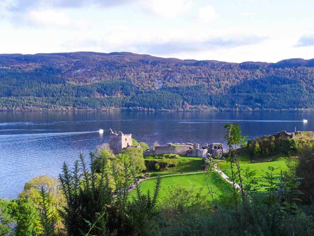 vue le loch ness et son chateau en ecosse