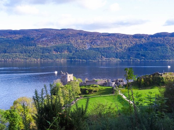 vue le loch ness et son chateau en ecosse